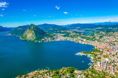 Havadan görünümü Lugano ve Lugano Gölü'nden Monte Bre Switzerlan içinde