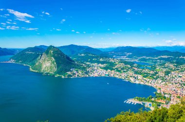 Havadan görünümü Lugano ve Lugano Gölü'nden Monte Bre Switzerlan içinde