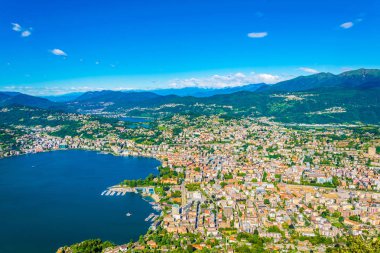 Havadan görünümü Lugano ve Lugano Gölü'nden Monte Bre Switzerlan içinde