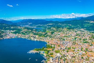 Havadan görünümü Lugano ve Lugano Gölü'nden Monte Bre Switzerlan içinde