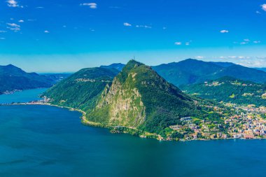 Havadan görünümü Lugano ve Lugano Gölü'nden Monte Bre Switzerlan içinde