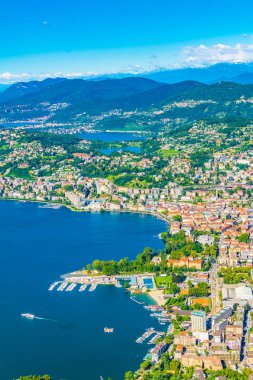 Havadan görünümü Lugano ve Lugano Gölü'nden Monte Bre Switzerlan içinde