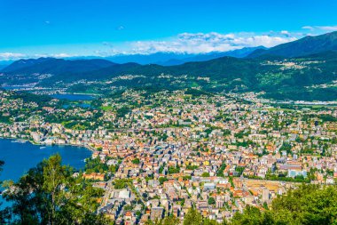 Havadan görünümü Lugano ve Lugano Gölü'nden Monte Bre Switzerlan içinde