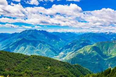 Cardada dağın Switzerlan içinde yer alan Gordevio ve Avegno köyleri