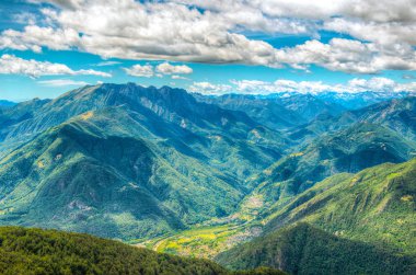 Cardada dağın Switzerlan içinde yer alan Gordevio ve Avegno köyleri