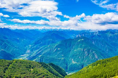 Cardada dağın Switzerlan içinde yer alan Gordevio ve Avegno köyleri