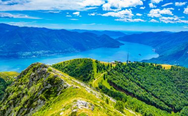 Locarno ve Lago Maggiore için yapılan Switzerlan havadan görünümü