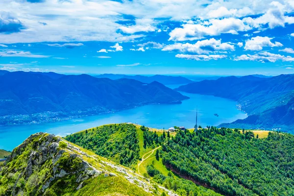 Locarno ve Lago Maggiore için yapılan Switzerlan havadan görünümü