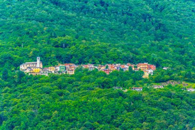 Küçük bir köy lago maggiore, Switzerlan üzerinde tünemiş