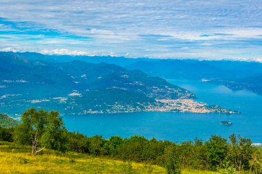 Lago Maggiore Ital Mottarone dağda üzerinden havadan görünümü