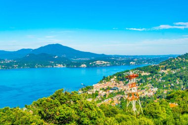 Lago Maggiore Ital Mottarone dağda üzerinden havadan görünümü