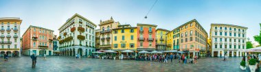 Lugano, İsviçre, 24 Temmuz 2017: İnsanlar Lugano, Switzerlan merkezi kare aracılığıyla gezinme