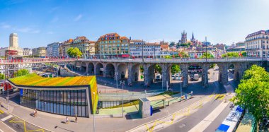 Lozan, İsviçre, 19 Temmuz 2017: Lozan'da, Switzerlan Grand Pont arkasında görüntülendi bizim Bayan katedral