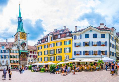 Solothurn, İsviçre, 15 Haziran 2017: İnsanlar aracılığıyla Marktplatz Solothurn tarihi merkezi Switzerlan içinde gezinme