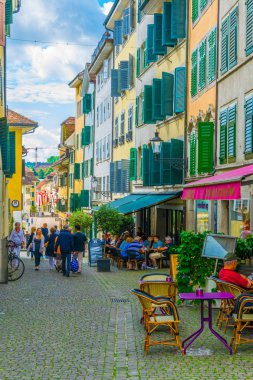 Solothurn, İsviçre, 15 Haziran 2017: İnsanlar tarihi merkezi Solothurn, Switzerlan dar bir sokakta aracılığıyla gezinme