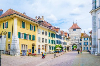 Solothurn, İsviçre, 15 Haziran 2017: İnsanlar swiss şehir Solothurn Baseltor, Switzerlan ile giriyoruz