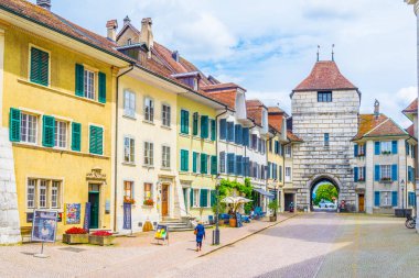 Solothurn, İsviçre, 15 Haziran 2017: İnsanlar swiss şehir Solothurn Baseltor, Switzerlan ile giriyoruz