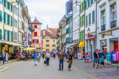 Solothurn, İsviçre, 15 Haziran 2017: İnsanlar tarihi merkezi Solothurn, Switzerlan dar bir sokakta aracılığıyla gezinme