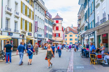 Solothurn, İsviçre, 15 Haziran 2017: İnsanlar tarihi merkezi Solothurn, Switzerlan dar bir sokakta aracılığıyla gezinme