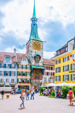 Solothurn, İsviçre, 15 Haziran 2017: Solothurn, Switzerlan saat kulesi önünde insanlar geçiyor