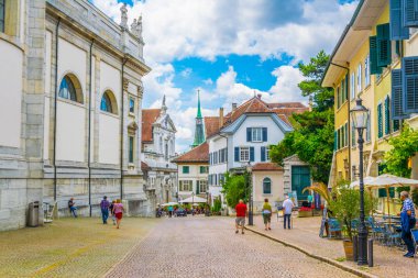 Solothurn, İsviçre, 15 Haziran 2017: İnsanlar swiss şehir Solothurn Baseltor, Switzerlan ile giriyoruz