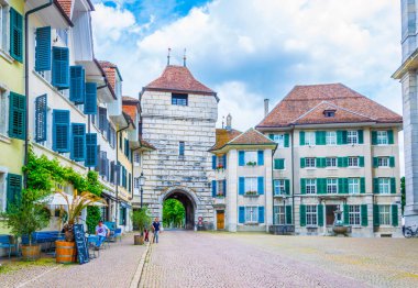 Solothurn, İsviçre, 15 Haziran 2017: İnsanlar swiss şehir Solothurn Baseltor, Switzerlan ile giriyoruz