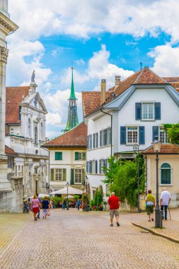 Solothurn, İsviçre, 15 Haziran 2017: İnsanlar Solothurn tarihi merkezi Switzerlan Hauptgasse sokakta aracılığıyla gezinme