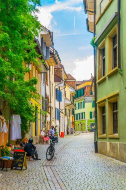 Solothurn, İsviçre, 15 Haziran 2017: İnsanlar tarihi merkezi Solothurn, Switzerlan dar bir sokakta aracılığıyla gezinme