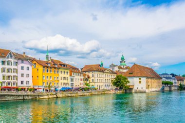 Solothurn, İsviçre, 15 Haziran 2017: Solothurn, Switzerlan geçen Aare, Riverside'da insanlar yürüyor
