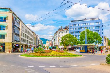 Biel/Bienne, İsviçre, 15 Haziran 2017: İnsanlar bir sokak içinde ana merkezi Biel/Bienne, Switzerlan aracılığıyla gezinme