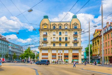 Biel/Bienne, İsviçre, 15 Haziran 2017: İnsanlar bir sokak içinde ana merkezi Biel/Bienne, Switzerlan aracılığıyla gezinme