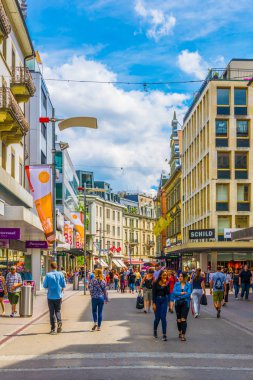 Biel/Bienne, İsviçre, 15 Haziran 2017: İnsanlar bir eski sokak içinde tarihi merkezi Biel/Bienne, Switzerlan aracılığıyla gezinme