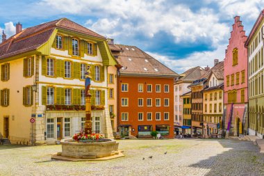 Biel/Bienne, İsviçre, 15 Haziran 2017: İnsanlar bir eski sokak içinde tarihi merkezi Biel/Bienne, Switzerlan aracılığıyla gezinme