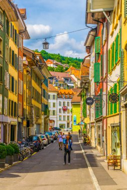 Biel/Bienne, İsviçre, 15 Haziran 2017: İnsanlar bir eski sokak içinde tarihi merkezi Biel/Bienne, Switzerlan aracılığıyla gezinme