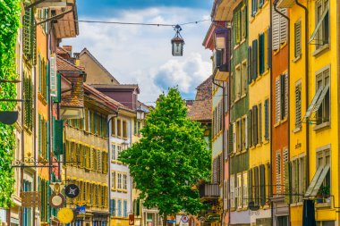 Biel/Bienne, İsviçre, 15 Haziran 2017: İnsanlar bir eski sokak içinde tarihi merkezi Biel/Bienne, Switzerlan aracılığıyla gezinme