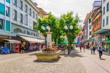 Biel/Bienne, İsviçre, 15 Haziran 2017: İnsanlar bir eski sokak içinde tarihi merkezi Biel/Bienne, Switzerlan aracılığıyla gezinme