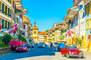 Murten, İsviçre, 16 Temmuz 2017: Turist tarihi merkezi, Murten, Switzerlan geziniyor