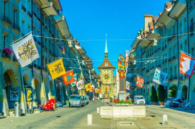 Bern, İsviçre, 17 Temmuz 2017: Samsonbrunnen Çeşme Kramgasse - Bern, Switzerlan ana cadde üzerinde