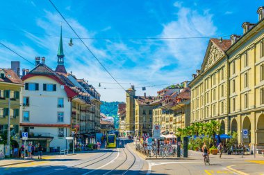 Bern, İsviçre, 17 Temmuz 2017: İnsanlar Kornhausplatz Bern, Switzerlan üzerinde geziniyor