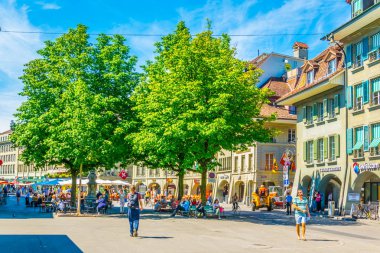Bern, İsviçre, 17 Temmuz 2017: İnsanlar Kornhausplatz Bern, Switzerlan üzerinde geziniyor