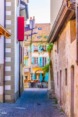 Lutry, İsviçre, 18 Temmuz 2017: Lutry eski kasaba yaz güneşli bir gün, Switzerlan sırasında dar bir sokakta görünümünü