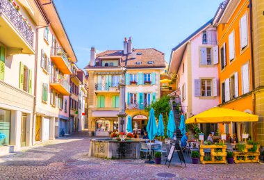 Lutry, İsviçre, 18 Temmuz 2017: Lutry eski kasaba yaz güneşli bir gün, Switzerlan sırasında dar bir sokakta görünümünü