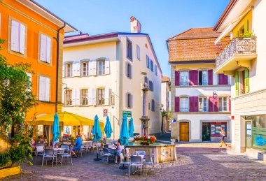 Lutry, İsviçre, 18 Temmuz 2017: Lutry eski kasaba yaz güneşli bir gün, Switzerlan sırasında dar bir sokakta görünümünü