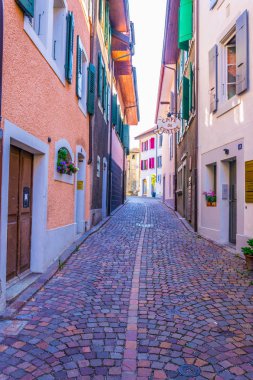 Lutry, İsviçre, 18 Temmuz 2017: Lutry eski kasaba yaz güneşli bir gün, Switzerlan sırasında dar bir sokakta görünümünü