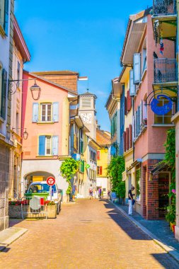 Lutry, İsviçre, 18 Temmuz 2017: Lutry eski kasaba yaz güneşli bir gün, Switzerlan sırasında dar bir sokakta görünümünü