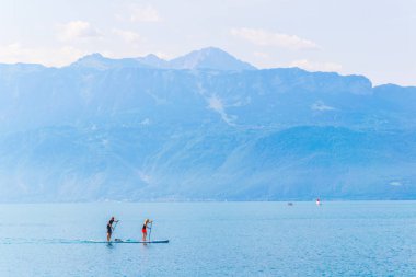 Lutry, İsviçre, 18 Temmuz 2017: Bir çift paddleboarding Cenevre Gölü yakınındaki lutry, Switzerlan olan