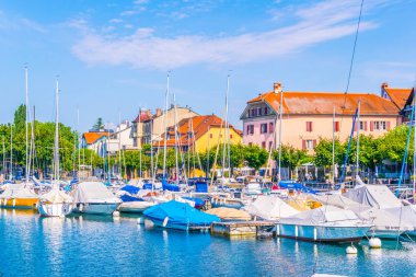 Lutry, İsviçre, 18 Temmuz 2017: İnsanlar bir güneşli yaz günü Lutry, Switzerlan, limanda tadını çıkarıyor