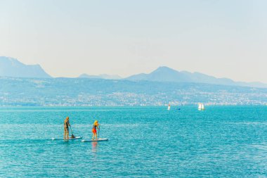 Lutry, İsviçre, 18 Temmuz 2017: Bir çift paddleboarding Cenevre Gölü yakınındaki lutry, Switzerlan olan