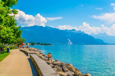 Vevey, İsviçre, 18 Temmuz 2017: Yerli güneşli bir gün Geneva Gölü Vevey, Switzerlan yakınındaki bir plajda tadını çıkarıyor