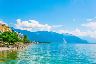 Vevey, İsviçre, 18 Temmuz 2017: Yerli güneşli bir gün Geneva Gölü Vevey, Switzerlan yakınındaki bir plajda tadını çıkarıyor